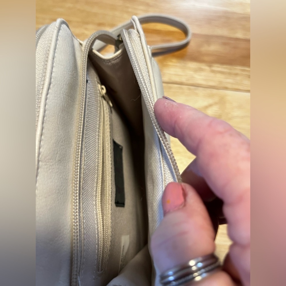 👜 CB Collections Cream Crossbody Bag – Adjustable Strap & Multi-Compartment - Picture 4 of 9
